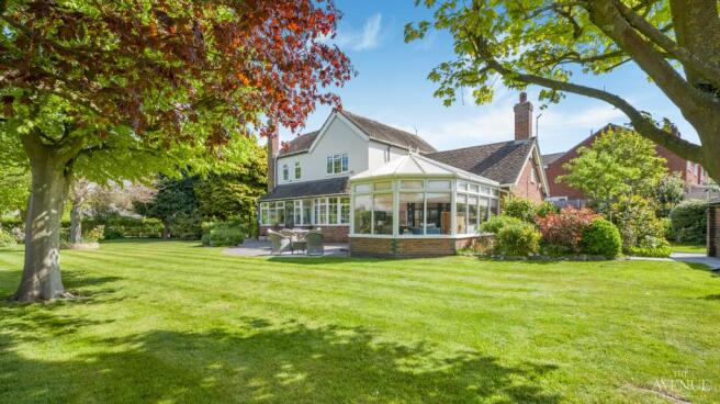 5 bed property, in The Cottage, £975,000
