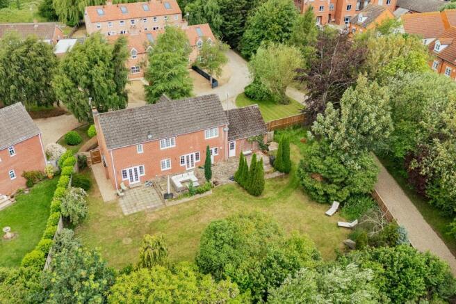 4 bed property, in Substantial Home on 0.30 Acre Plot (STMS) in Scarning, £695,000