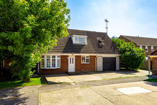 4 bed property, in Birchwood, £400,000