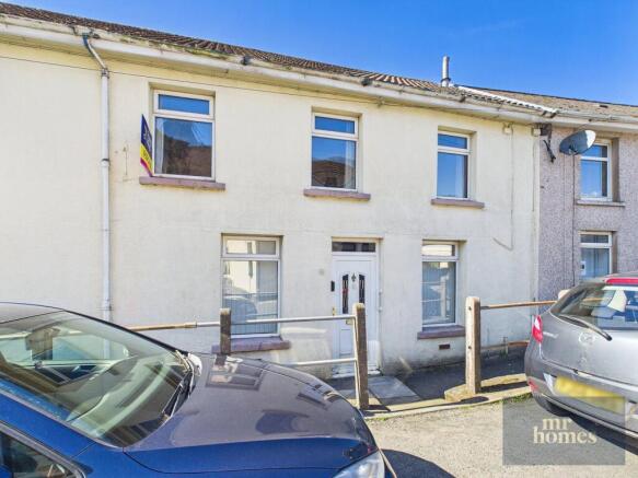 4 bed property, in Twyncarn Road, £185,000