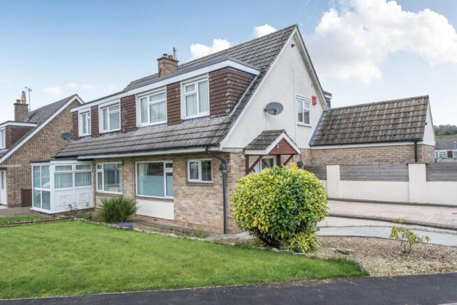 3 bed property, in Westleigh Gardens, £320,000