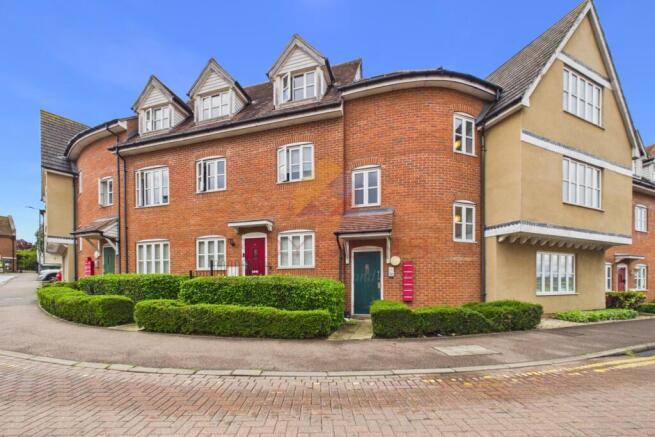 2 bed property, in White Hart Way, £200,000