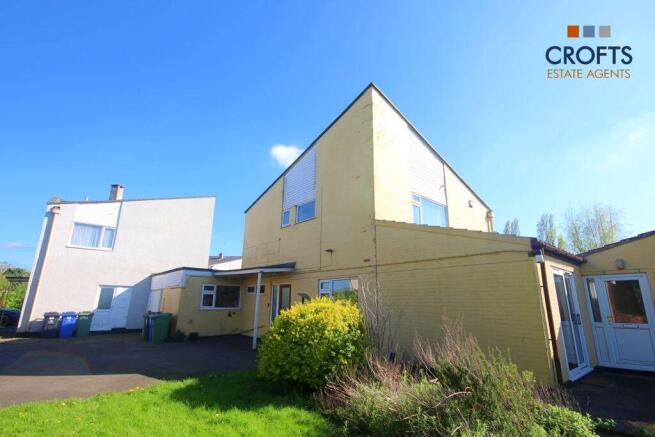 4 bed property, in Laurels Close, £230,000