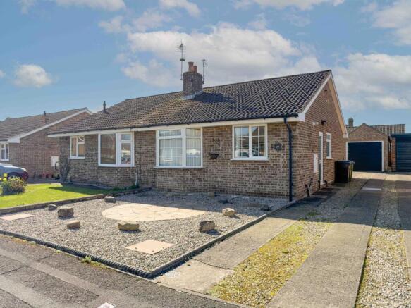 2 bed property, in Gormire Close, £210,000