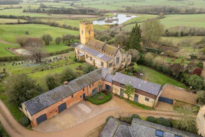 5 bed property, in Main Street, £975,000
