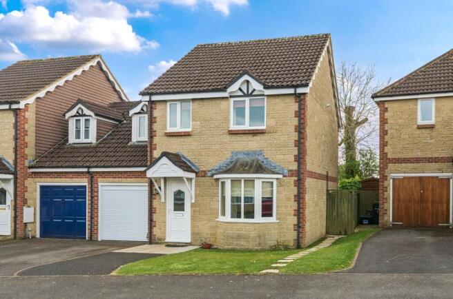 4 bed property, in Saunters Close, £345,000