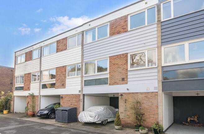 3 bed property, in Weybridge, £700,000