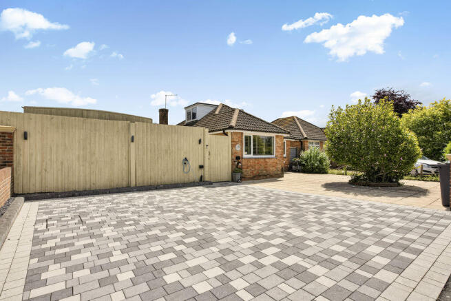 3 bed property, in Buckland Close, £625,000