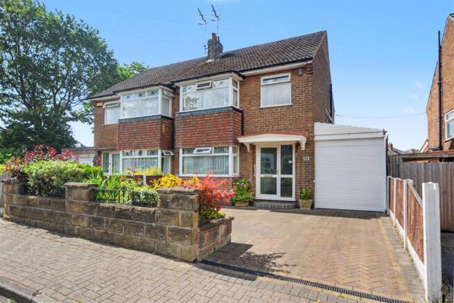 3 bed property, in Devonshire Drive, £225,000