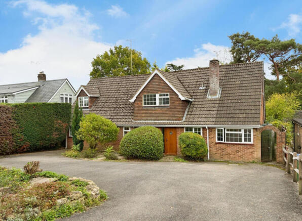 5 bed property, in Loxwood Road, £895,000