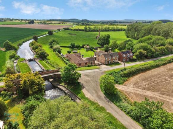 3 bed property, in Shaw Lock, £300,000