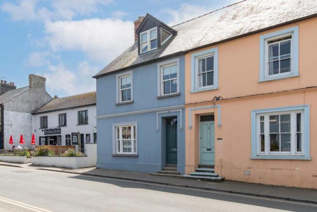 5 bed property, in High Street, £600,000