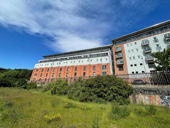 2 bed property, in Chandlers Road, £80,000