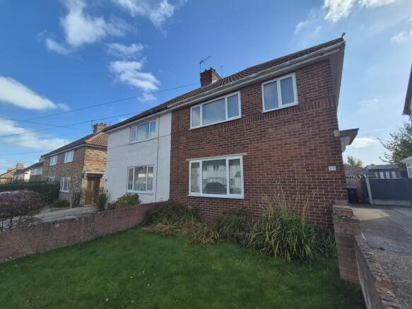 3 bed property, in Davis Avenue, £250,000