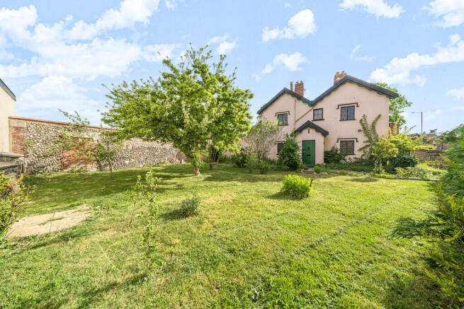 3 bed property, in Ketts Hill, £350,000