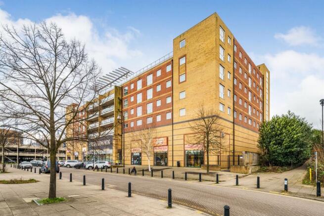 1 bed property, in Edinburgh Gate, £210,000