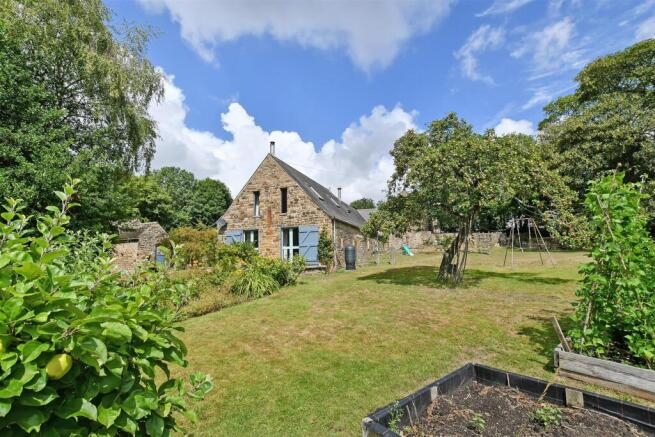 5 bed property, in The Old Barns, £895,000