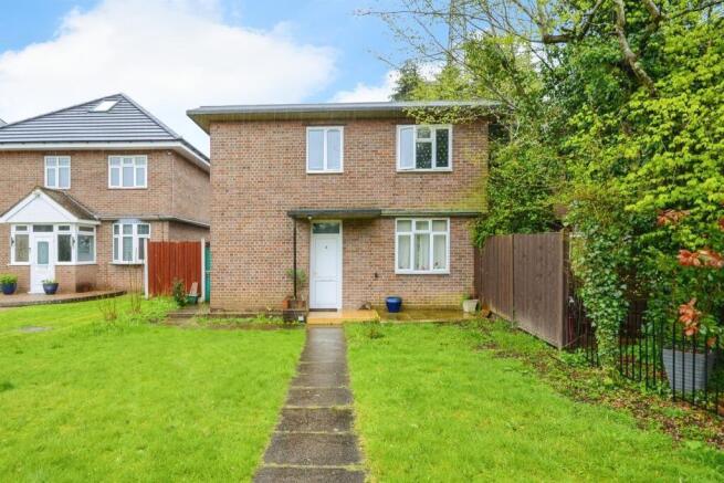 3 bed property, in Bucknalls Close, £450,000