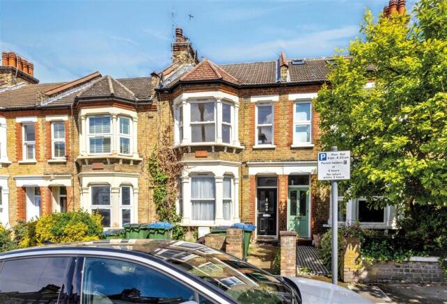 2 bed property, in Swallowfield Road, £249,000