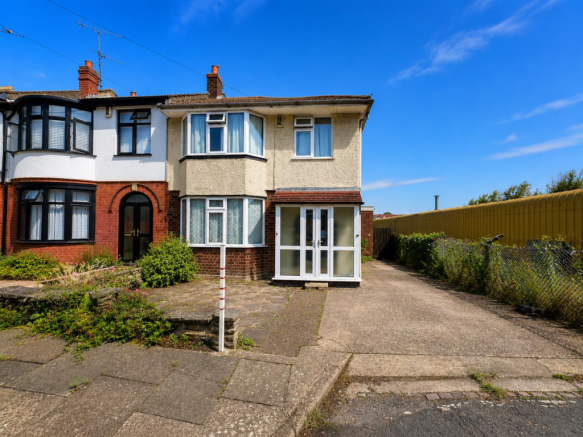 3 bed property, in 31 Peverels Way, £180,000