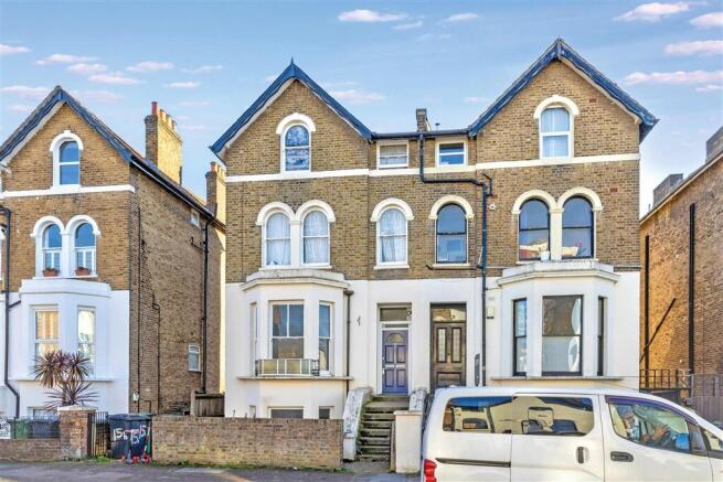 2 bed property, in Mount Pleasant Road, £319,000