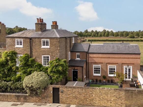 4 bed property, in Hampton Court Road, £1,795,000