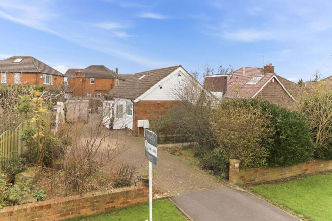 2 bed property, in Crag Hill Avenue, £325,000