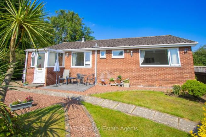 2 bed property, in Murrayfield Drive, £220,000