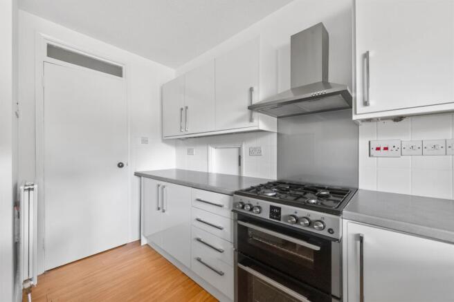 2 bed property, in Cedar Road, £350,000