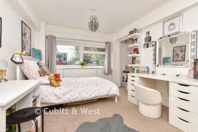 2 bed property, in Blackbush Close, £300,000