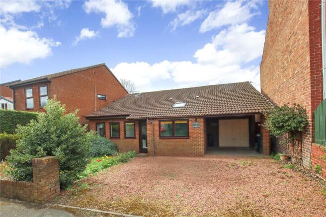 2 bed property, in Village Lane, £270,000