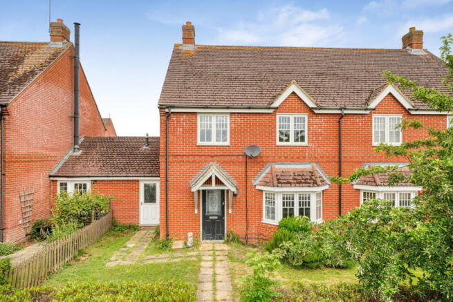 4 bed property, in Northampton Road, £300,000