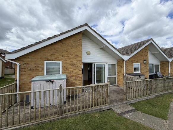 2 bed property, in Waterside Holiday Park, £47,000