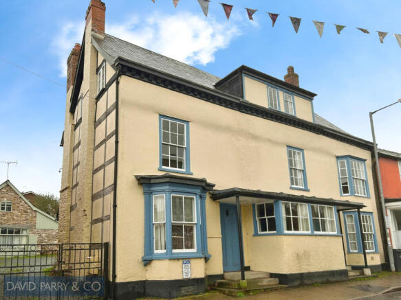 6 bed property, in The Castle, £325,000