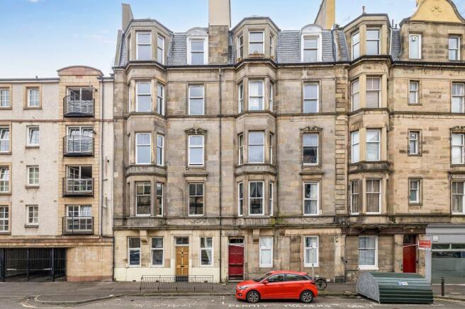 2 bed property, in 8/2 Blackwood Crescent, £325,000