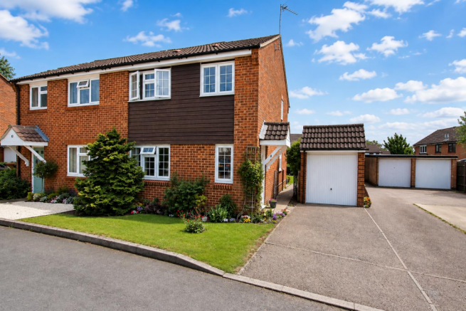 3 bed property, in Ealing Close, £500,000
