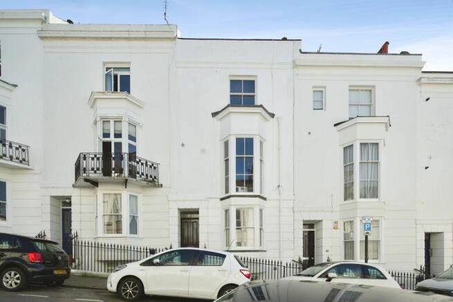 1 bed property, in Montpelier Street, £200,000