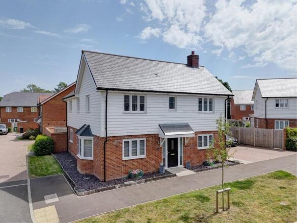 4 bed property, in Iris Close, £475,000