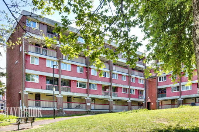 2 bed property, in Cliff Street, £90,000