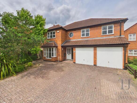 5 bed property, in Cumberland Close, £785,000