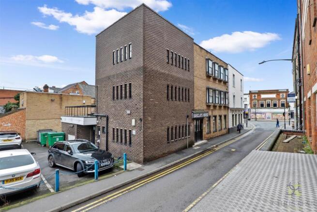 2 bed property, in Oat Street, £130,000