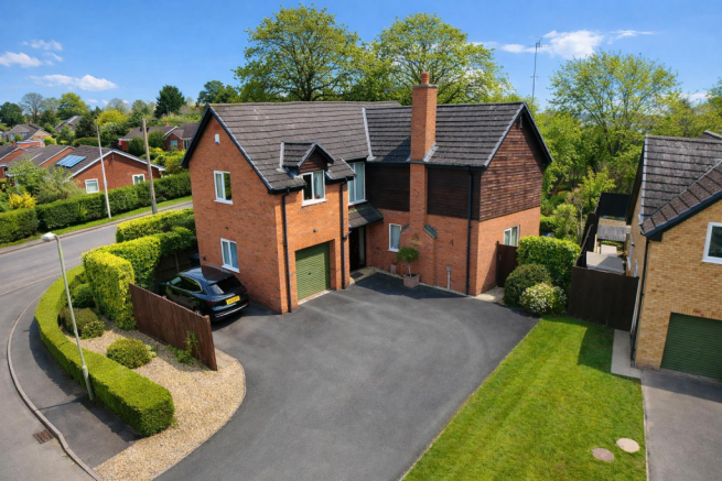 4 bed property, in Firs Close, £460,000