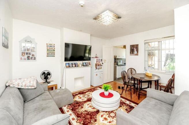 2 bed property, in Victoria Road, £210,000