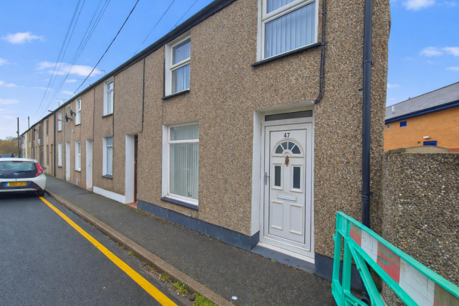 2 bed property, in 47 New Row, £135,000
