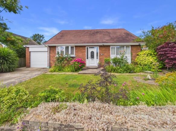 2 bed property, in Chestnut Grove, £375,000