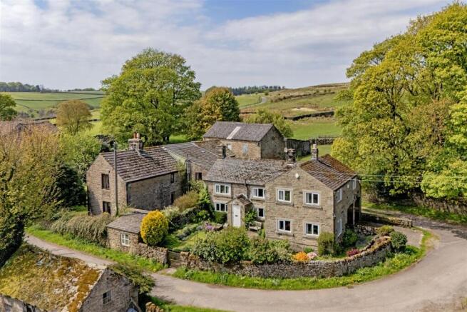 2 bed property, in Abney Grange, £450,000