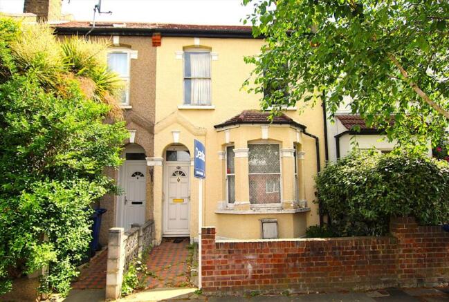 2 bed property, in Seaford Road, £595,000