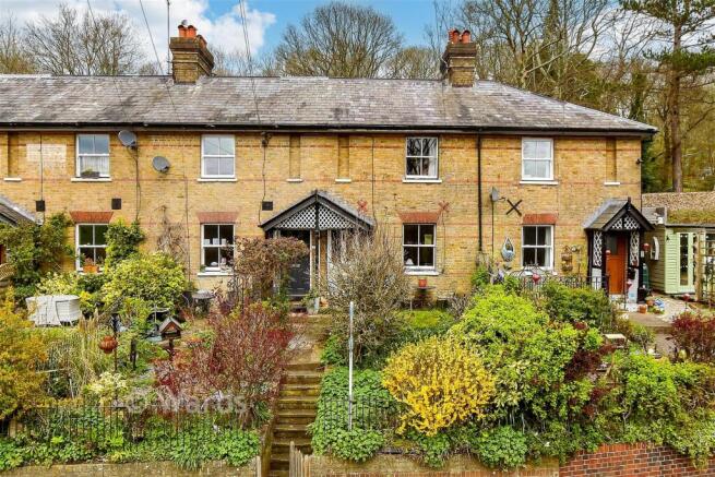 2 bed property, in Wadhurst, £250,000
