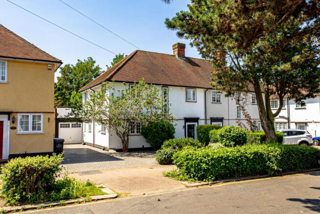 4 bed property, in Barnstaple Road, £675,000
