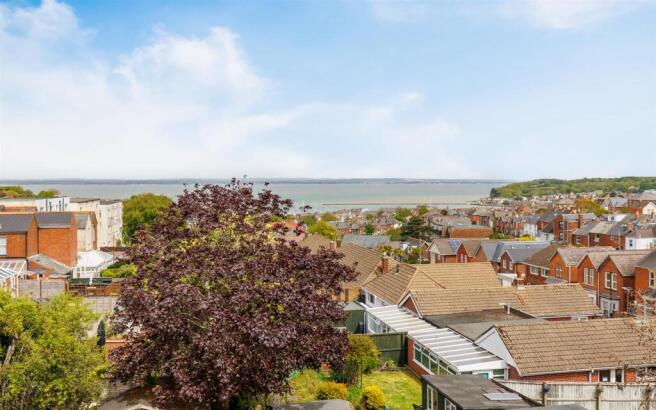 3 bed property, in Bellevue Road, £290,000